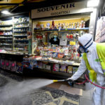 I palazzi, costruiti sul finire del XVI secolo per ospitare le guarnigioni spagnole, si sviluppano a ridosso di una delle principali arterie commerciali della città: via Toledo