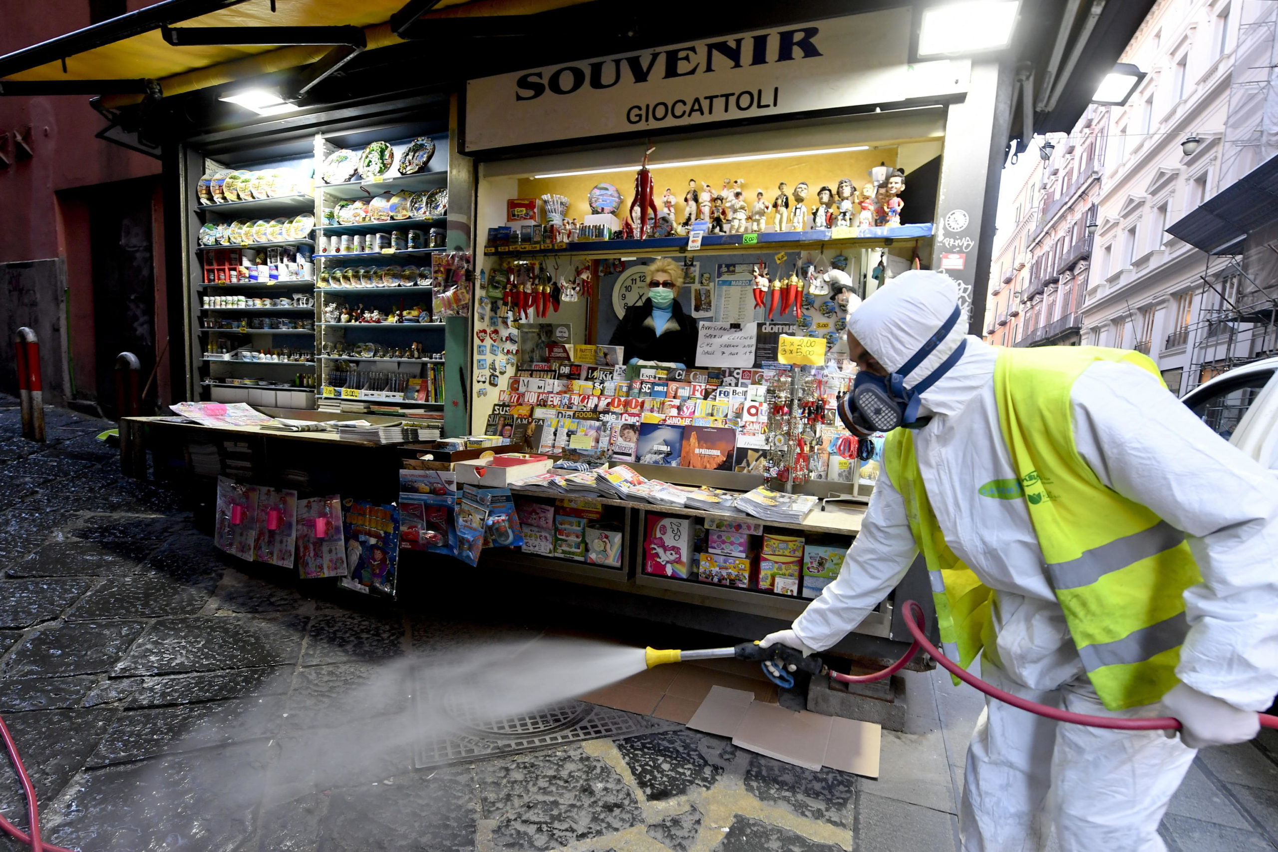 I palazzi, costruiti sul finire del XVI secolo per ospitare le guarnigioni spagnole, si sviluppano a ridosso di una delle principali arterie commerciali della città: via Toledo