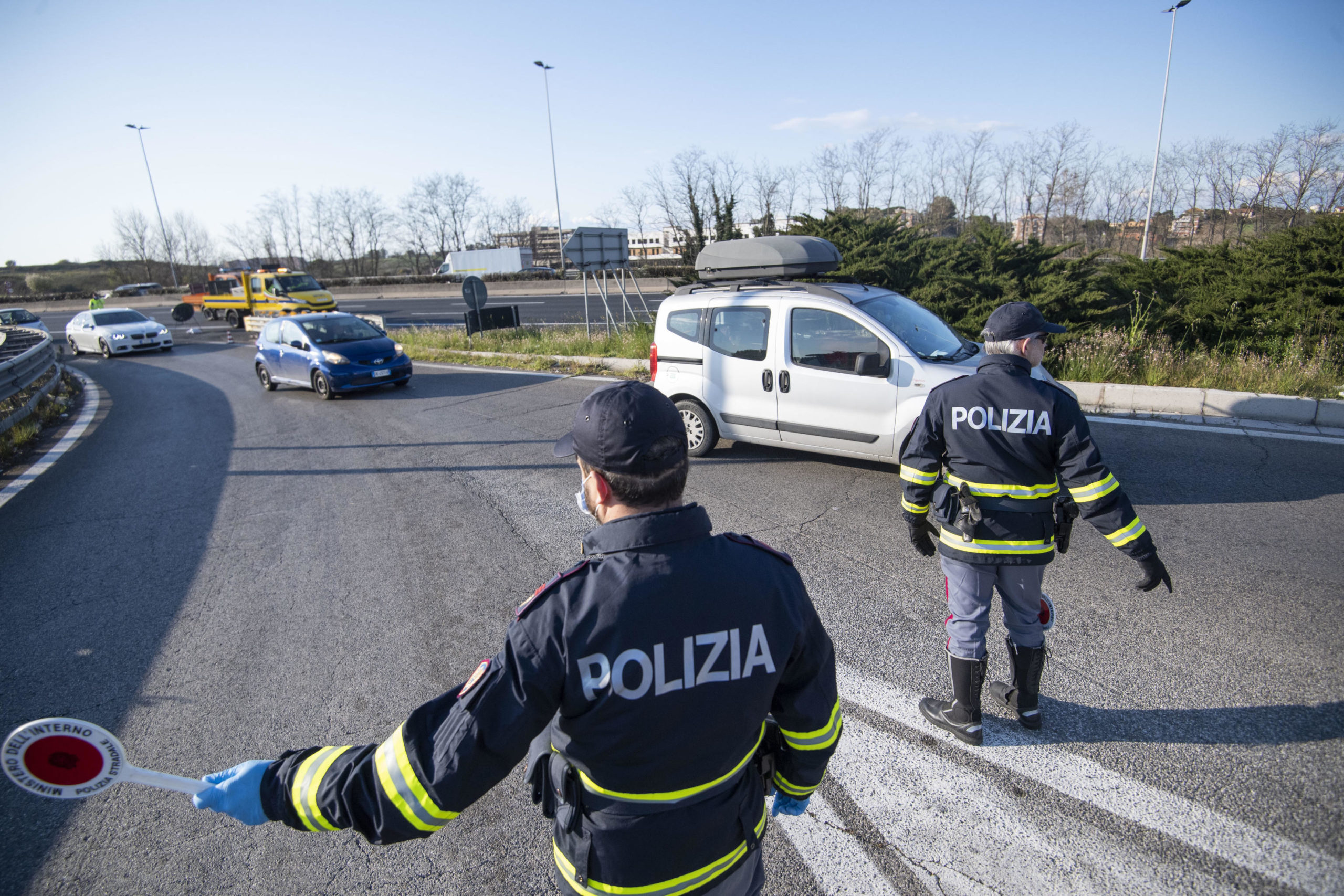 A Roma la polizia effettua posti di blocco per controllare le autocertificazioni