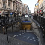 Le scale vuote della metropolitana. Stazione di Piccadilly Circus, Londra