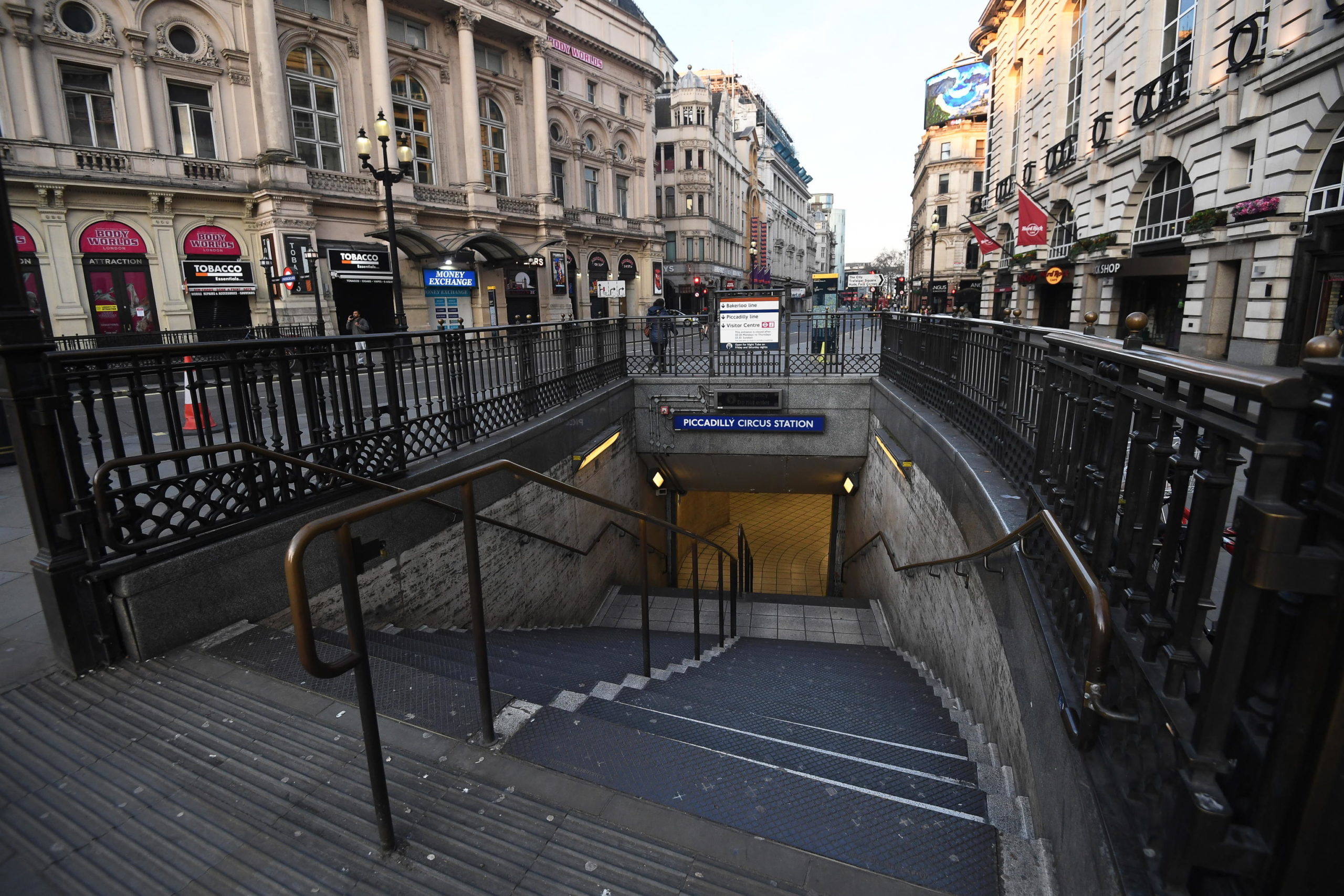 Le scale vuote della metropolitana. Stazione di Piccadilly Circus, Londra