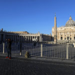 Roma, piazza San Pietro: dopo le ultime misure del governo, anche per uscire di casa ci vorrà un'autocertificazione