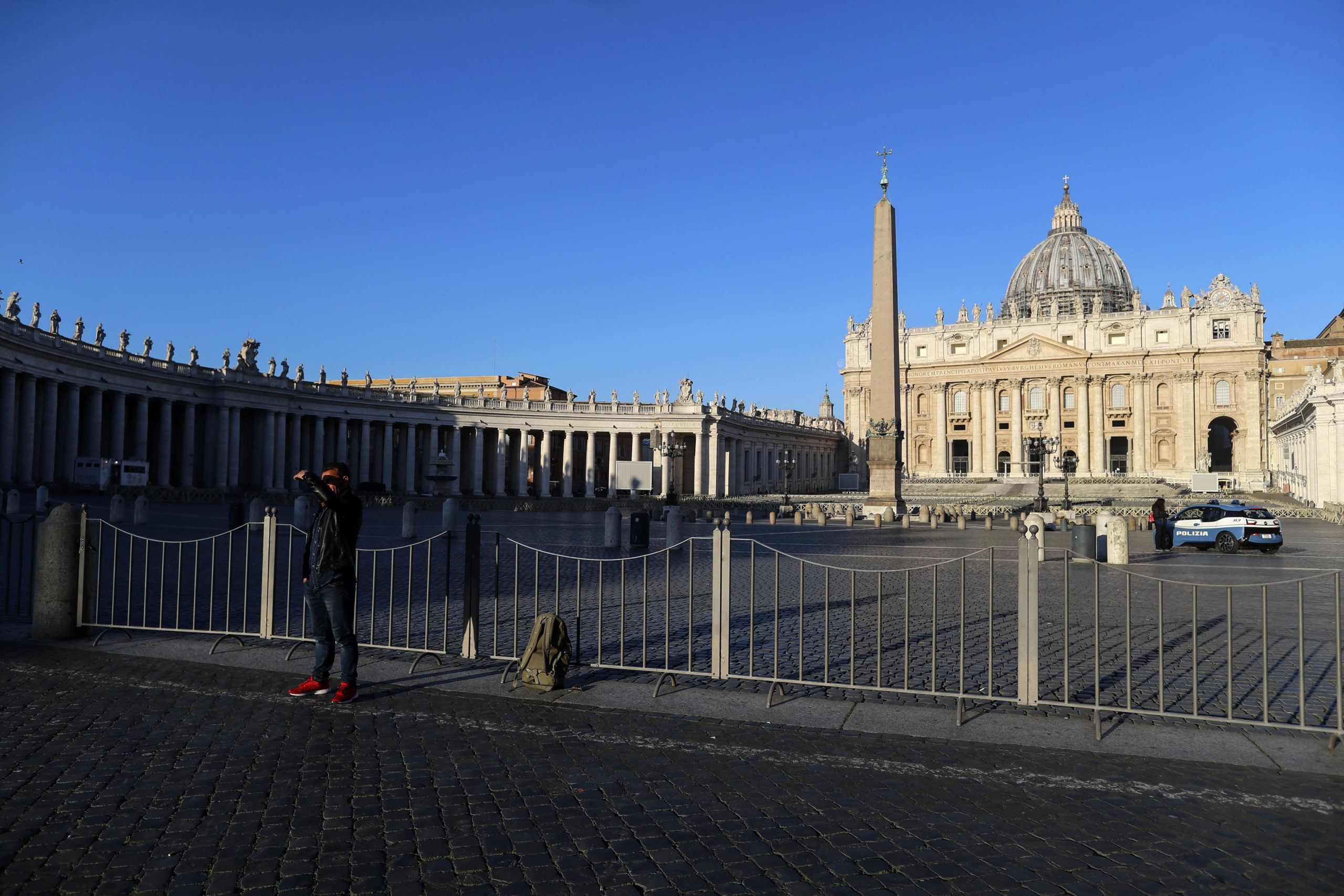 Roma, piazza San Pietro: dopo le ultime misure del governo, anche per uscire di casa ci vorrà un'autocertificazione