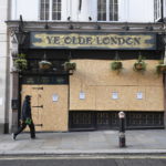 Un pub chiuso a Londra, anche la Gran Bretagna ha disposto la chiusura di tutti gli esercizi commerciali ritenuti non essenziali