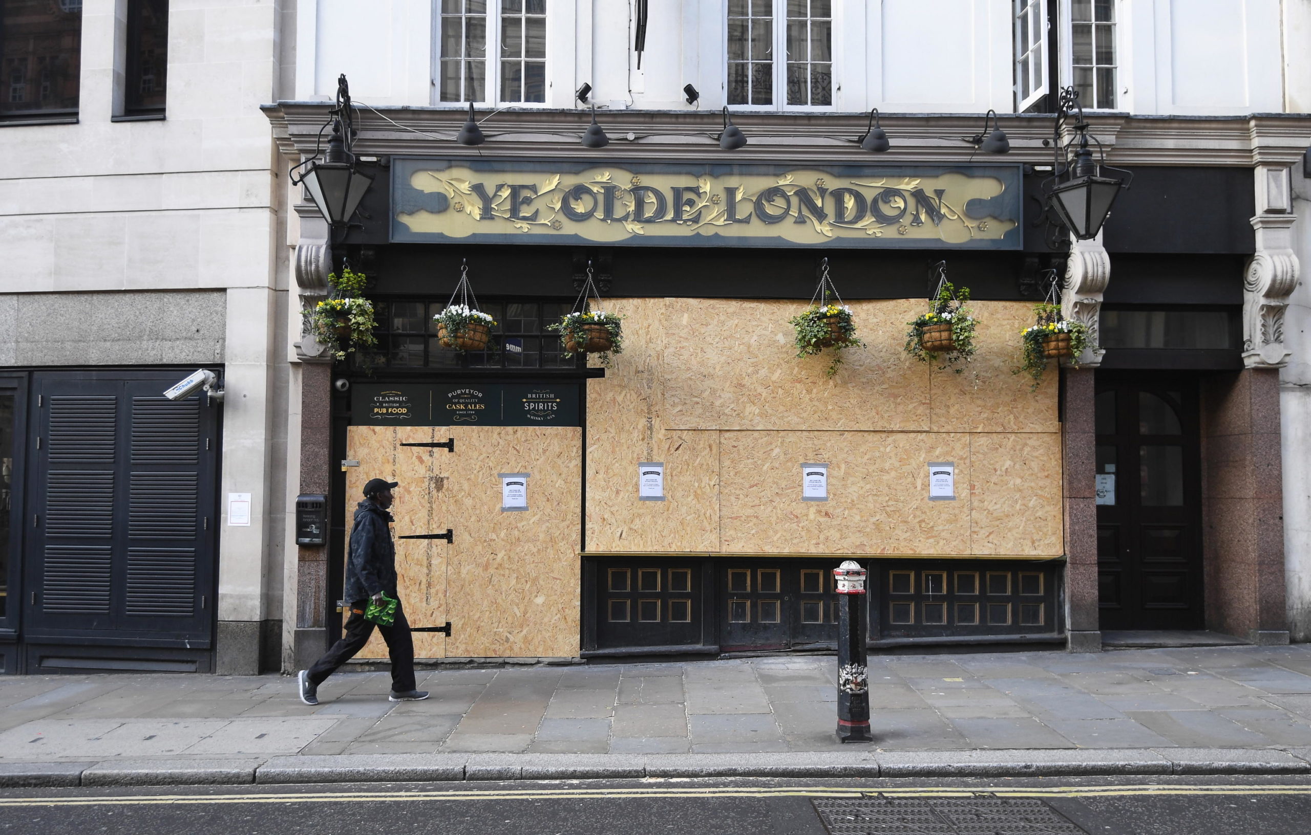Un pub chiuso a Londra, anche la Gran Bretagna ha disposto la chiusura di tutti gli esercizi commerciali ritenuti non essenziali