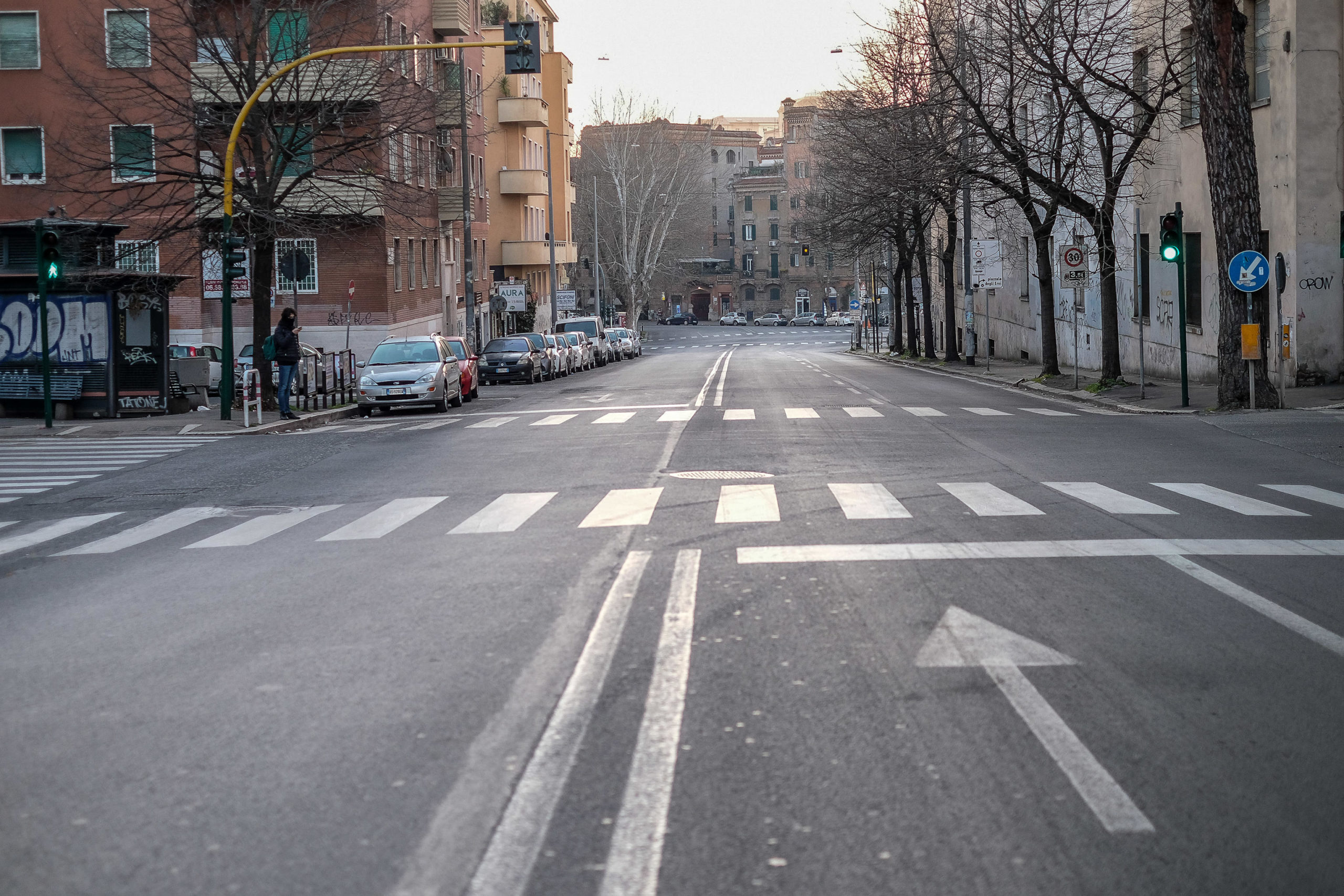 Roma, via delle Medaglie d'Oro: i negozi restano chiusi. Solo supermercati, farmacie ed edicole sono operative