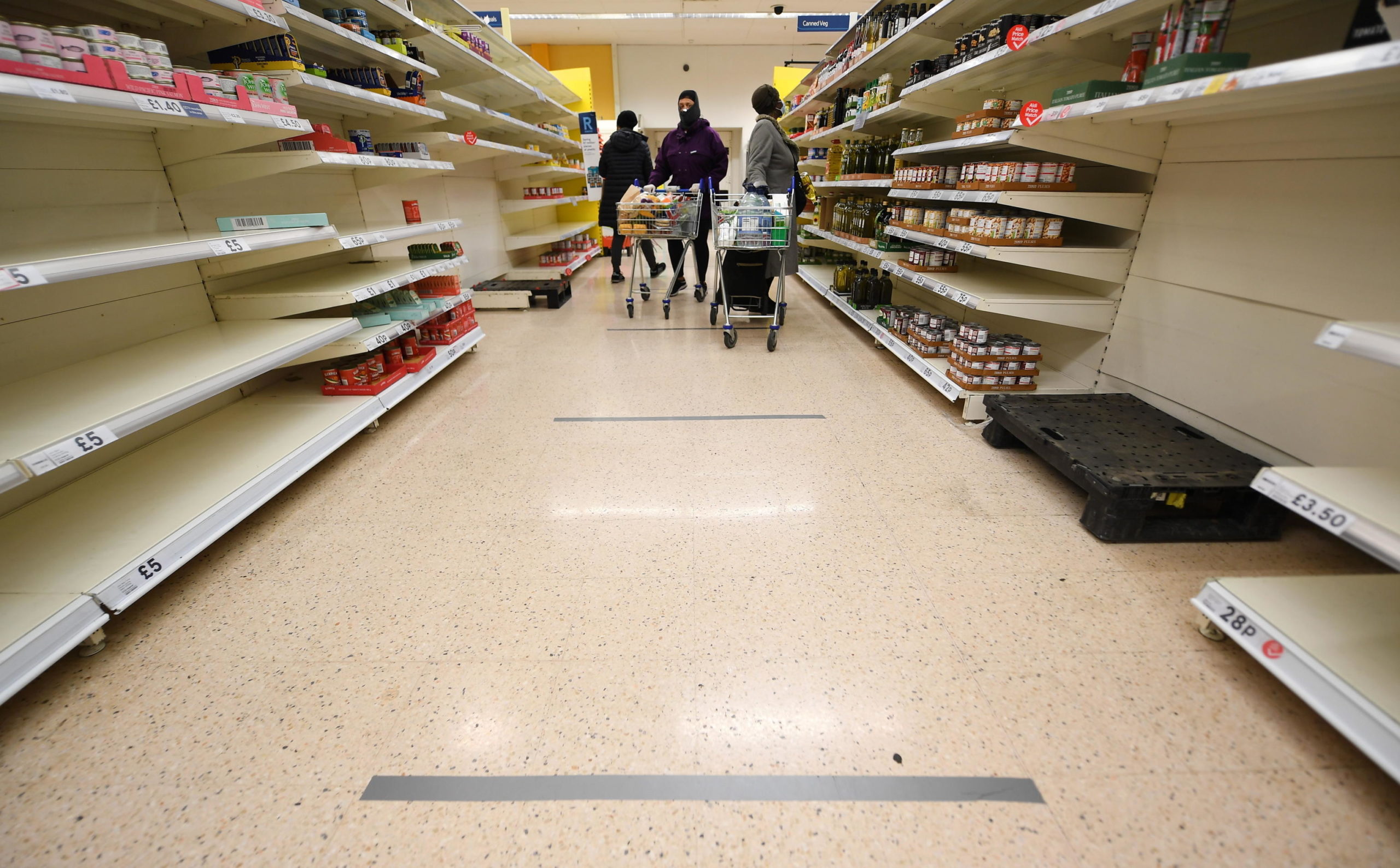 Fra le corsie di un supermercato londinese: per indicare la distanza di sicurezza sono stati applicati dei nastri adesivi sul pavimento