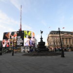 Piccadilly Circus deserta dopo che Boris Johnson ha annunciato che i britannici possono lasciare le loro case solo per motivi essenziali
