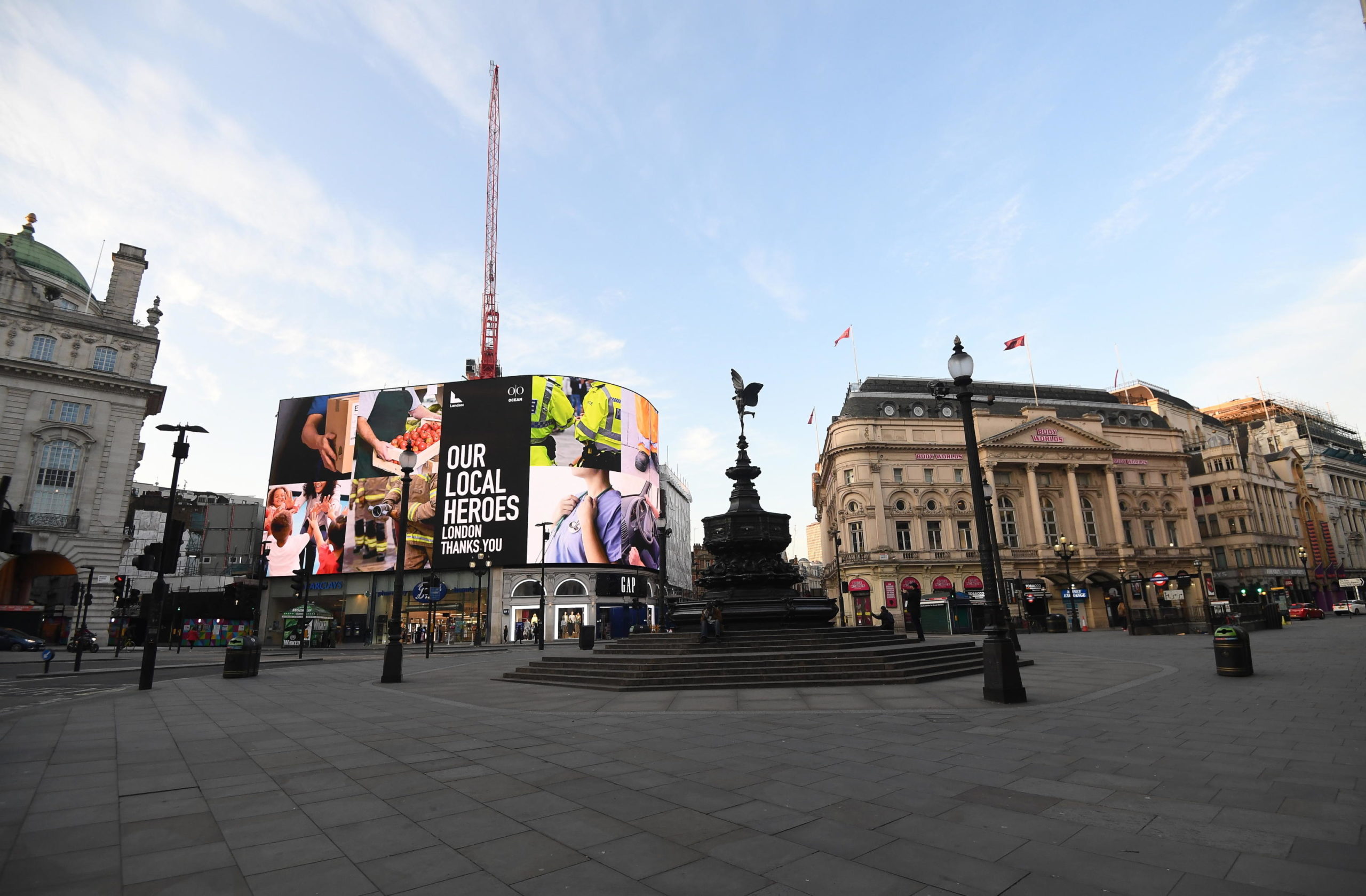 Piccadilly Circus deserta dopo che Boris Johnson ha annunciato che i britannici possono lasciare le loro case solo per motivi essenziali
