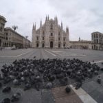 Milano, piazza del Duomo con poche persone: bar e ristoranti sono chiusi per contrastare l'emergenza