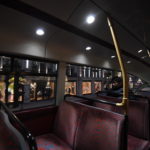 Un uomo seduto su un autobus quasi vuoto che attraversa Regent street a Londra