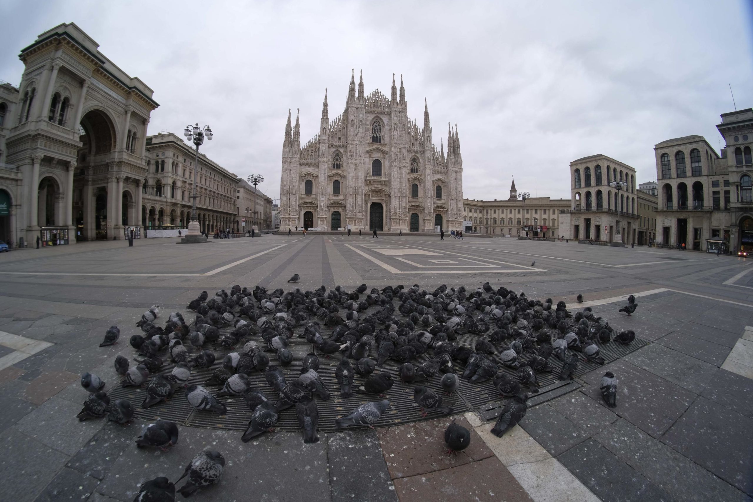 Milano, piazza del Duomo con poche persone: bar e ristoranti sono chiusi per contrastare l'emergenza