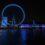 Il London Eye illuminato di blu per sostenere il Servizio Sanitario Nazionale (NHS)