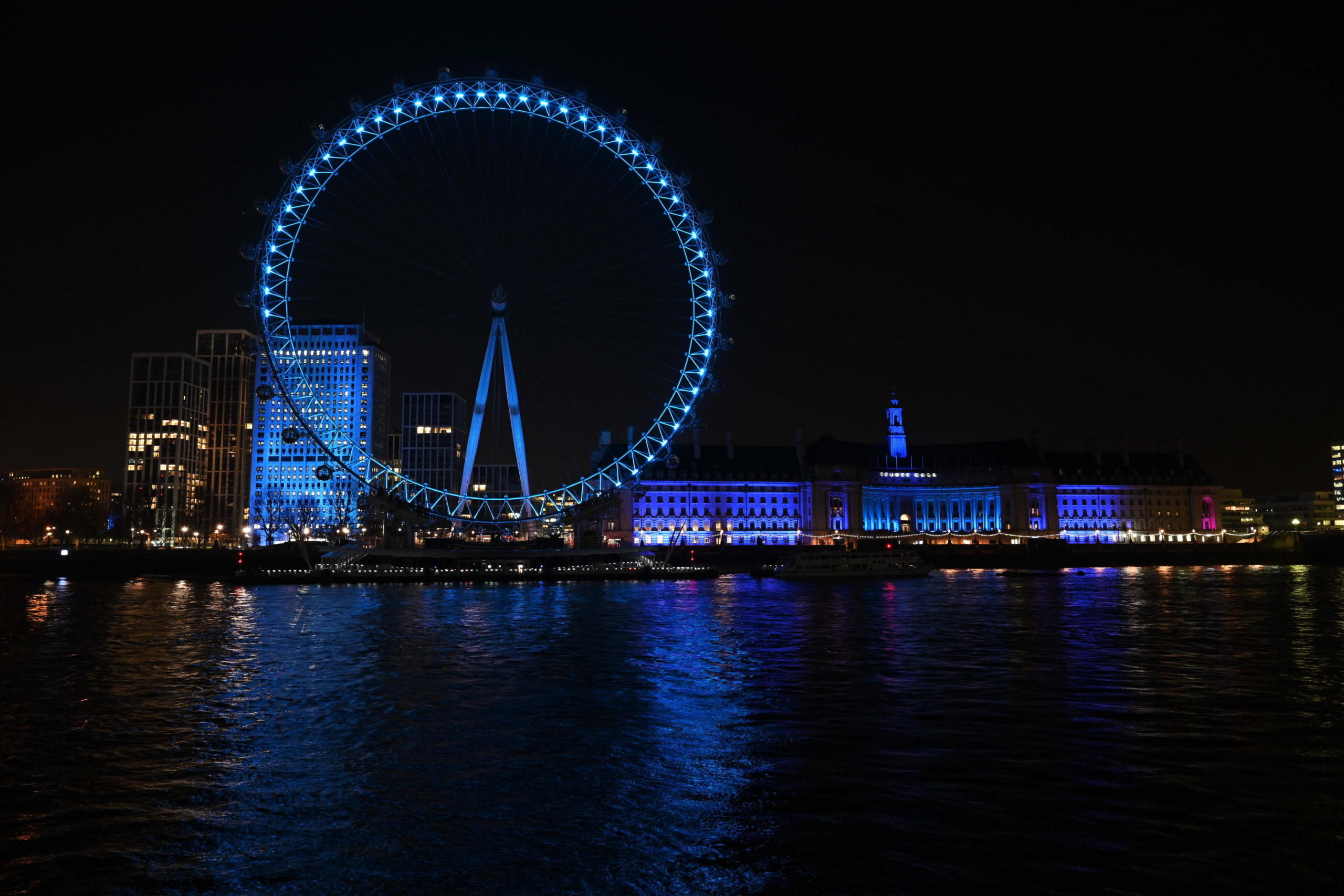 Il London Eye illuminato di blu per sostenere il Servizio Sanitario Nazionale (NHS)