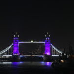 Anche il Tower Bridge, simbolo di Londra, è illuminato di blu a sostegno del Servizio Sanitario Nazionale