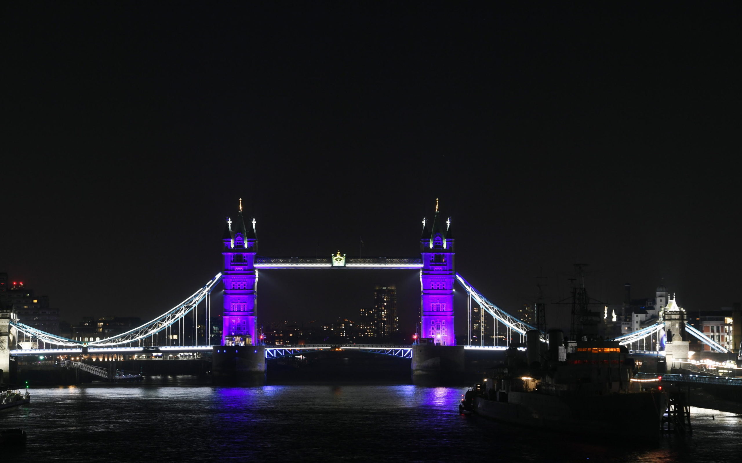 Anche il Tower Bridge, simbolo di Londra, è illuminato di blu a sostegno del Servizio Sanitario Nazionale