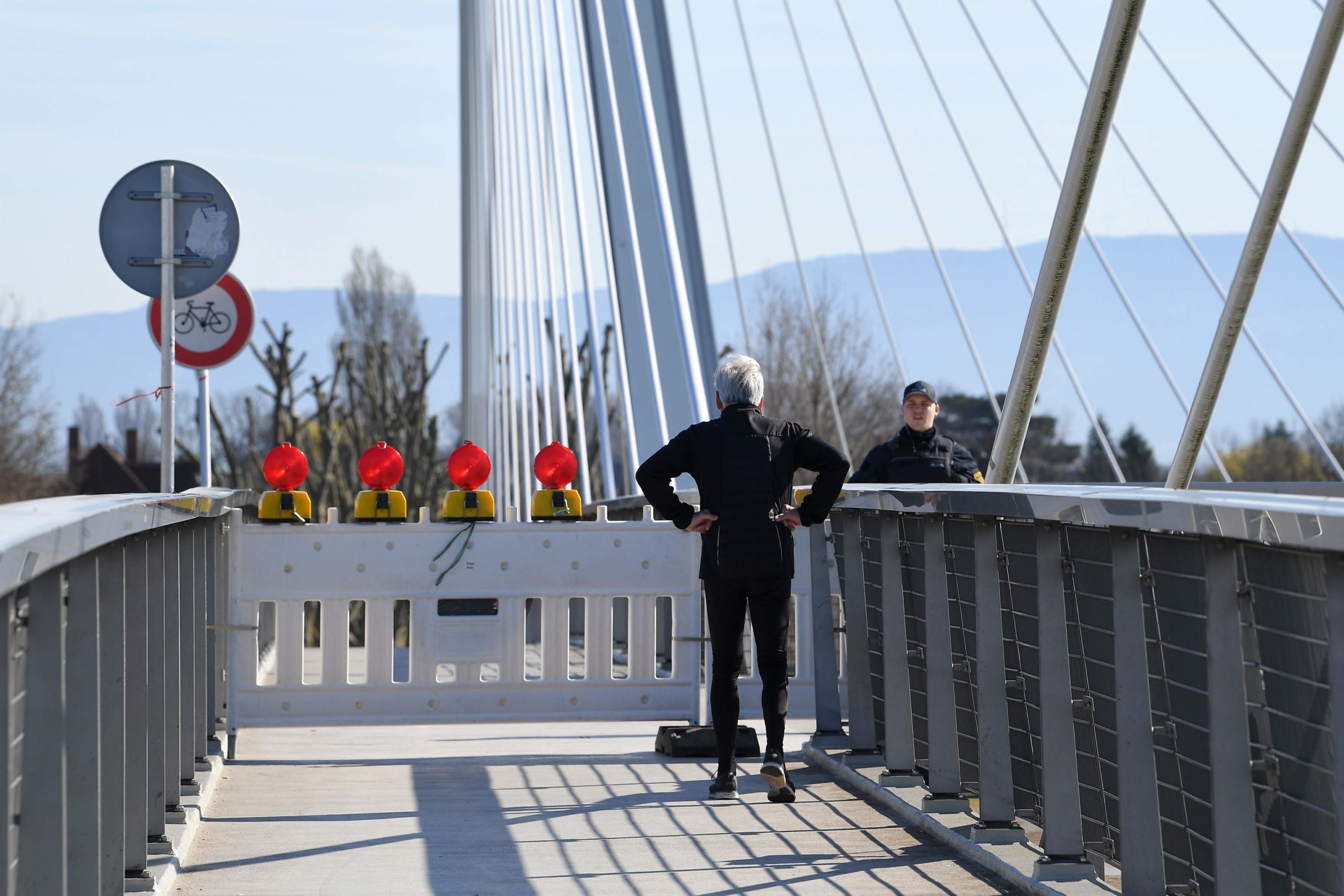 Germania: un uomo che fa jogging fermo sul ponte che separa la città tedesca di Kehl e la francese Strasburgo. La Germania ha introdotto controlli a ogni frontiera con Francia, Austria, Lussemburgo, Svizzera e Danimarca.