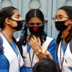 Bangladesh: le alunne di una scuola di Dhaka indossano mascherine protettive. Secondo alcuni media, oggi il governo dovrebbe decretare la chiusura delle scuole fino a fine marzo.
