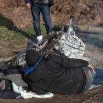 Momenti di riposo per i migranti siriani dopo una piccola parte del lungo viaggio verso il confine