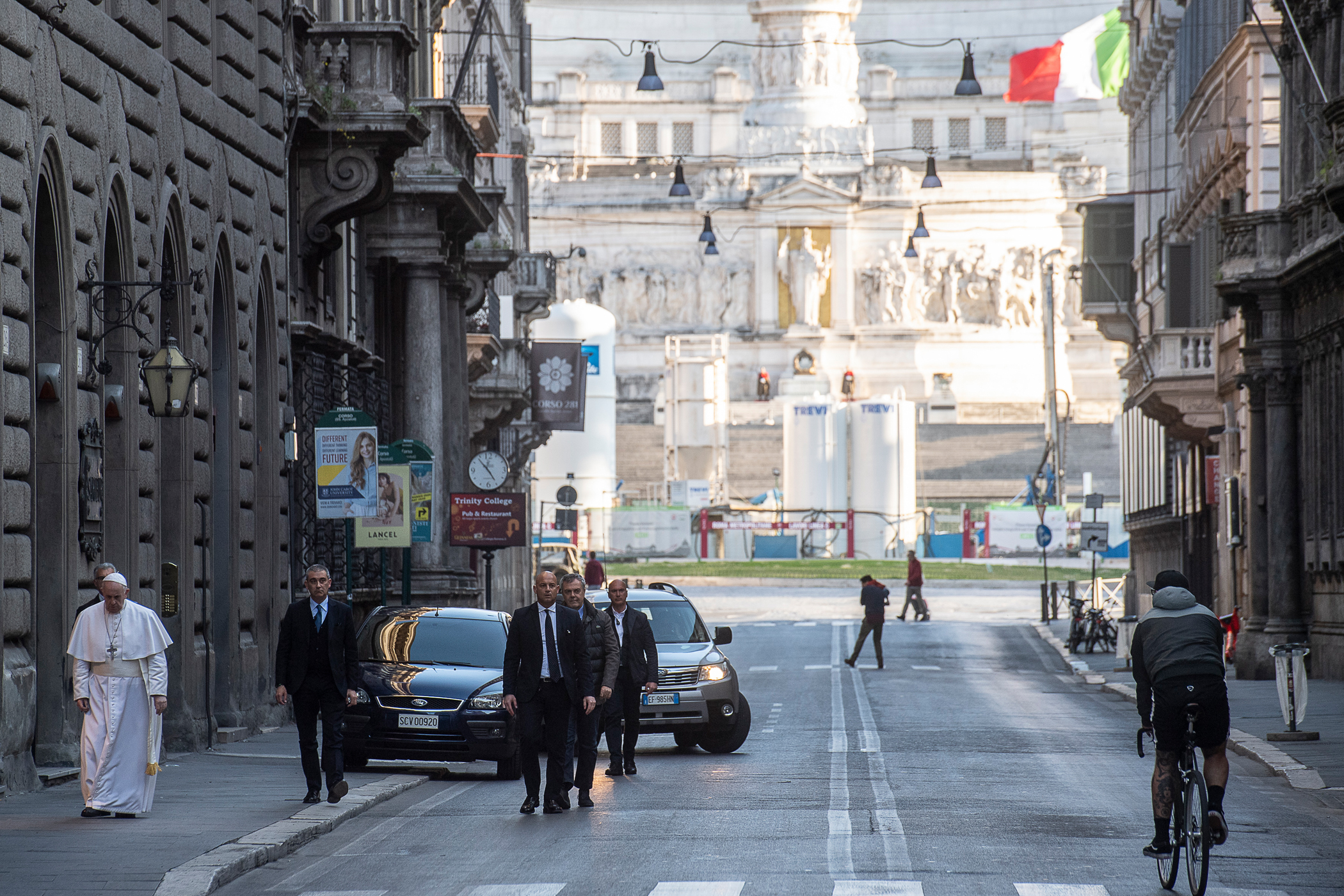 Papa Francesco a via del Corso (© Vatican News)