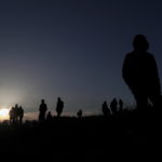 Cala la notte e il cammino dei rifugiati siriani si ferma. Riprenderanno la marcia verso il confine tra Turchia e Grecia il giorno successivo