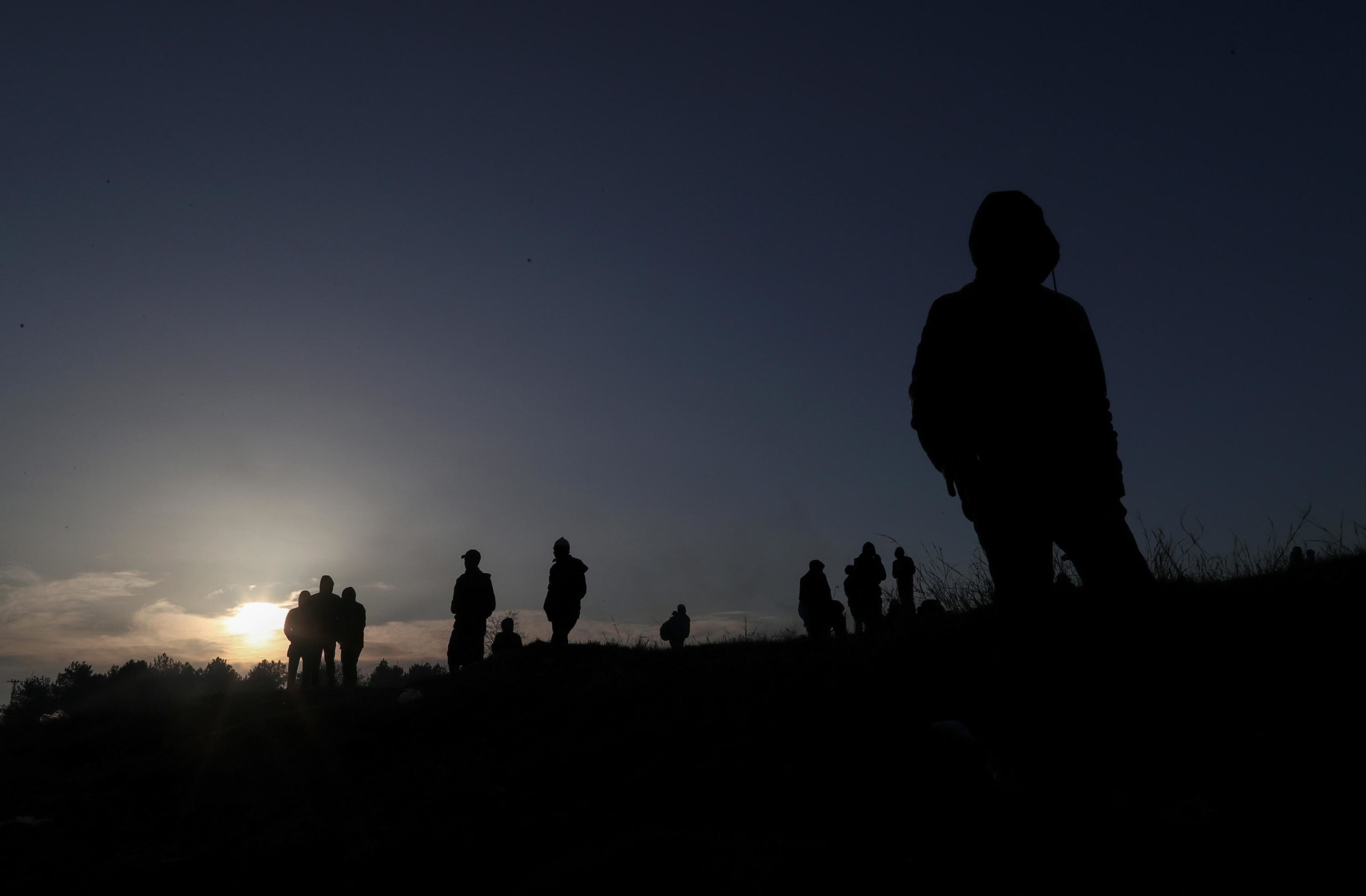 Cala la notte e il cammino dei rifugiati siriani si ferma. Riprenderanno la marcia verso il confine tra Turchia e Grecia il giorno successivo