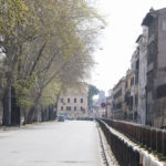 La strada del Lungotevere di Roma completamente deserta