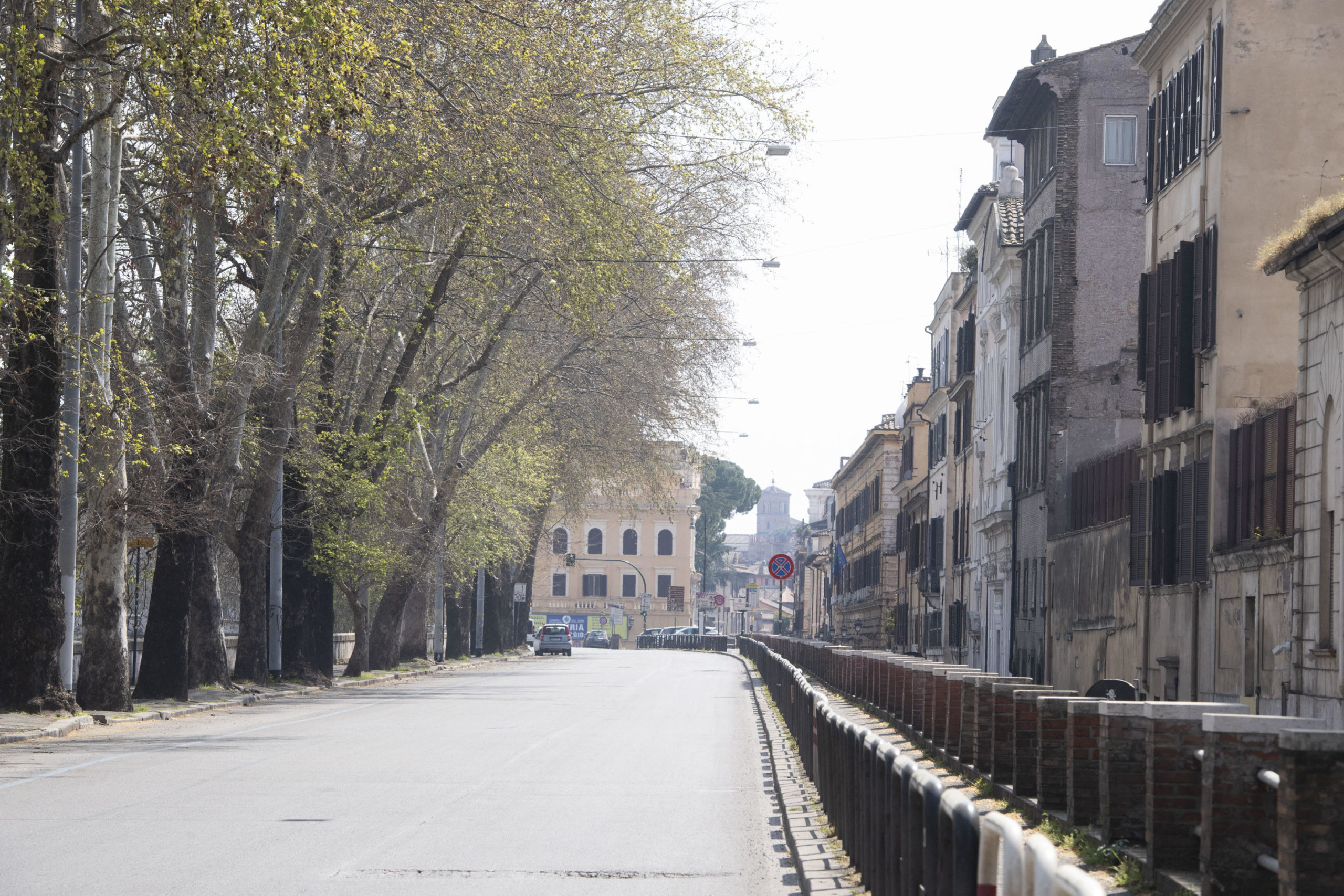 La strada del Lungotevere di Roma completamente deserta