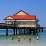 Alcuni ragazzi giocano a pallavolo in acqua Alcuni ragazzi giocano a pallavolo in acqua