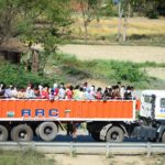 C'è chi è riuscito a salire su un camion per scappare dal lockdown imposto dal governo C'è chi è riuscito a salire su un camion per scappare dal lockdown imposto dal governo