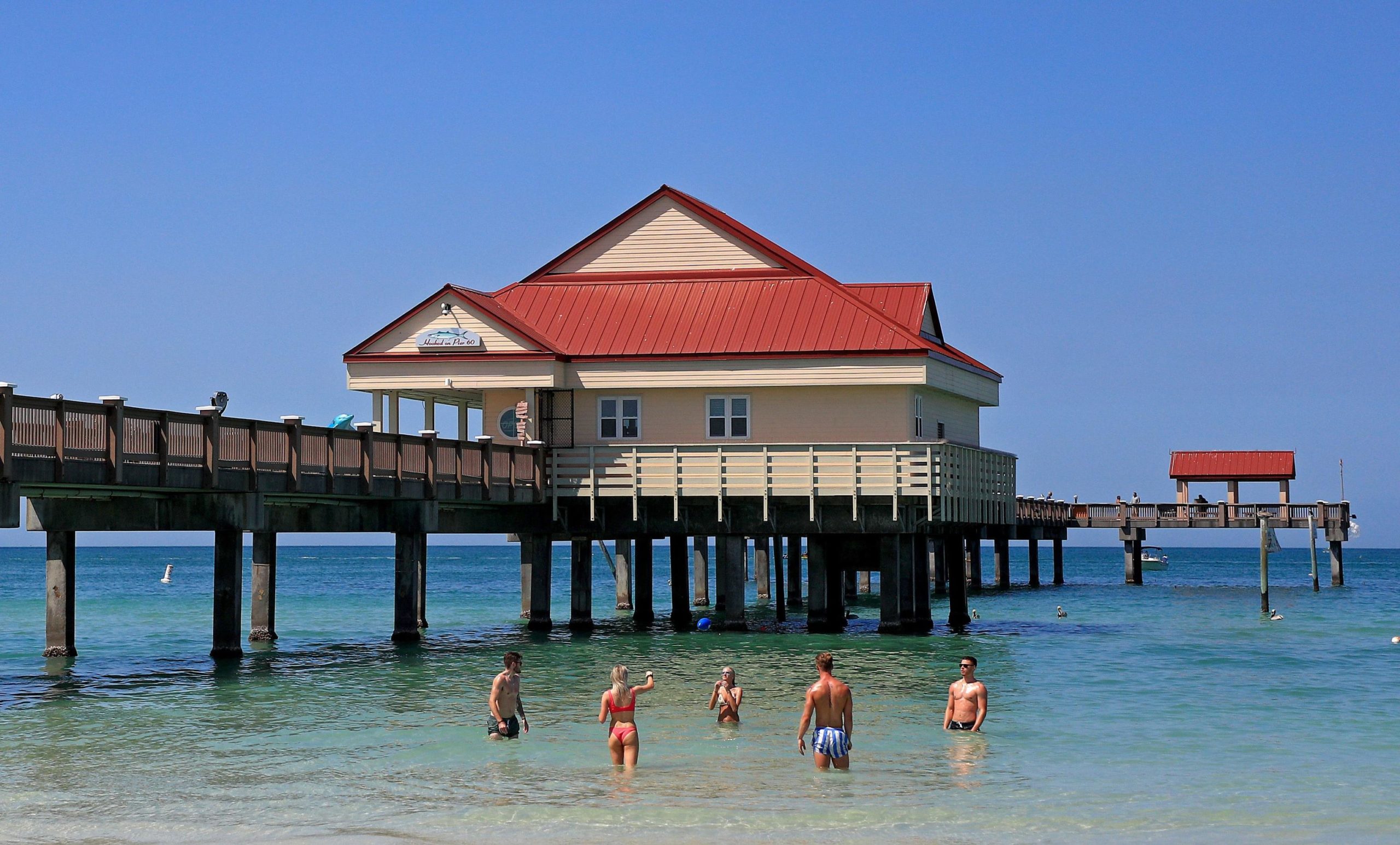 Alcuni ragazzi giocano a pallavolo in acqua Alcuni ragazzi giocano a pallavolo in acqua