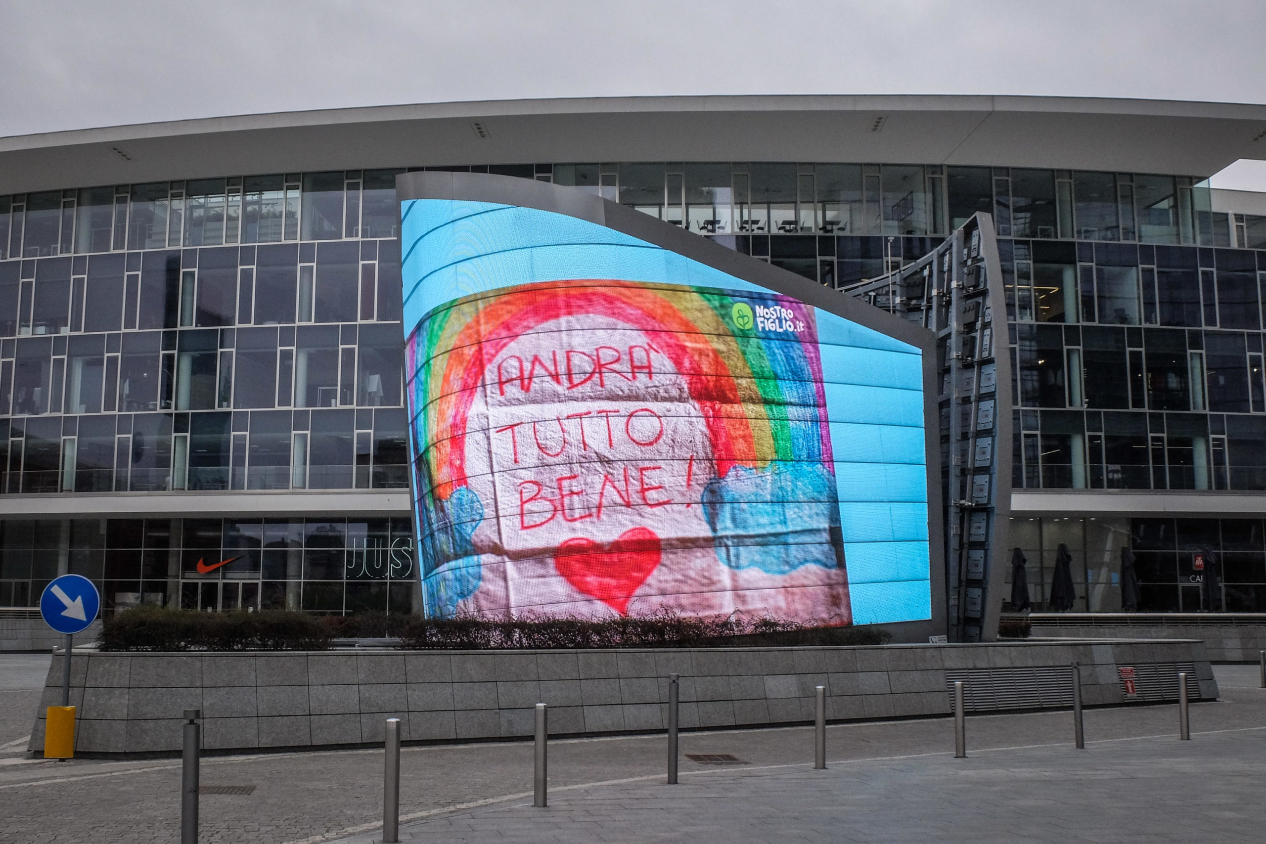 I disegni proiettati in Piazza Gae Aulenti di Milano