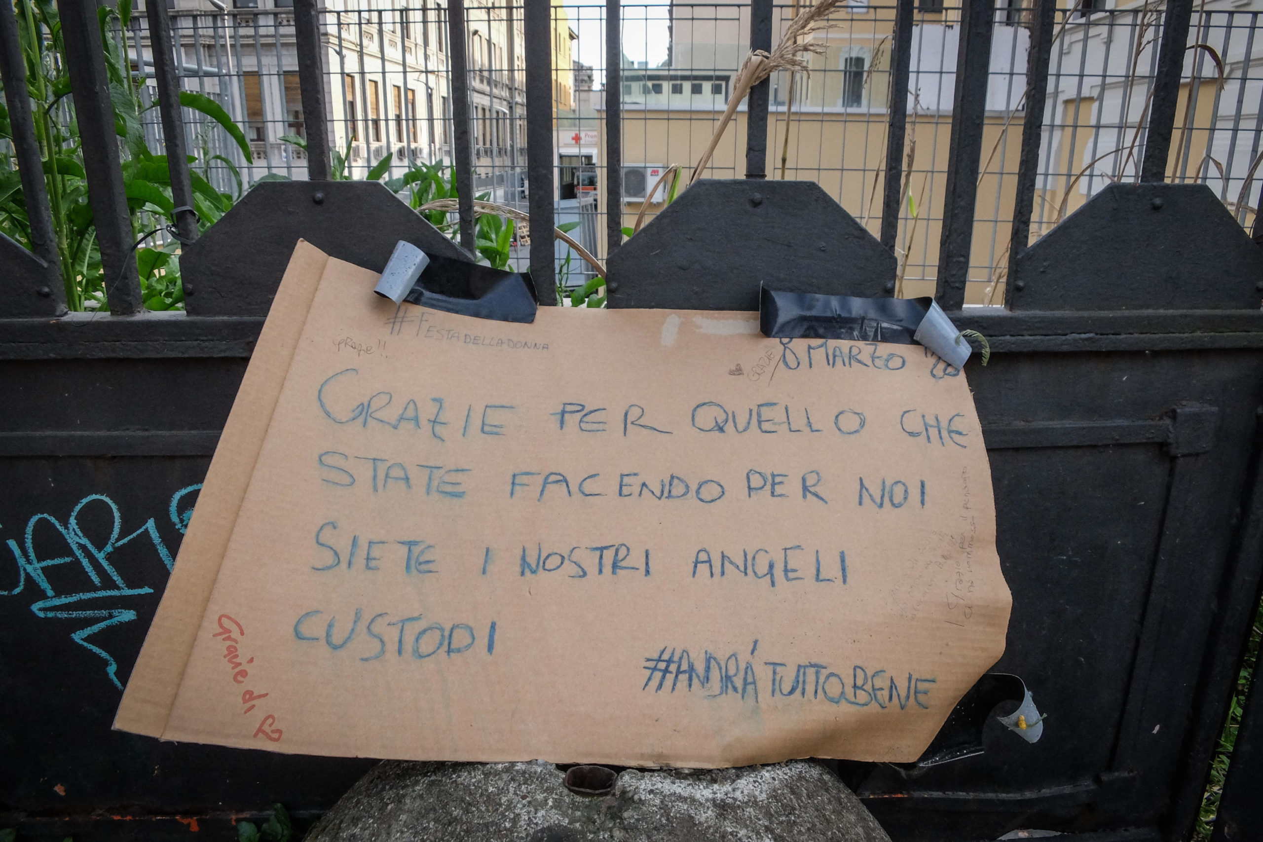 Una scritta dedicata a infermieri, medici e operatori sanitari