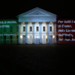 Il Teatro Sociale di Como illuminato dal Tricolore e dai versi del Turandot di Puccini