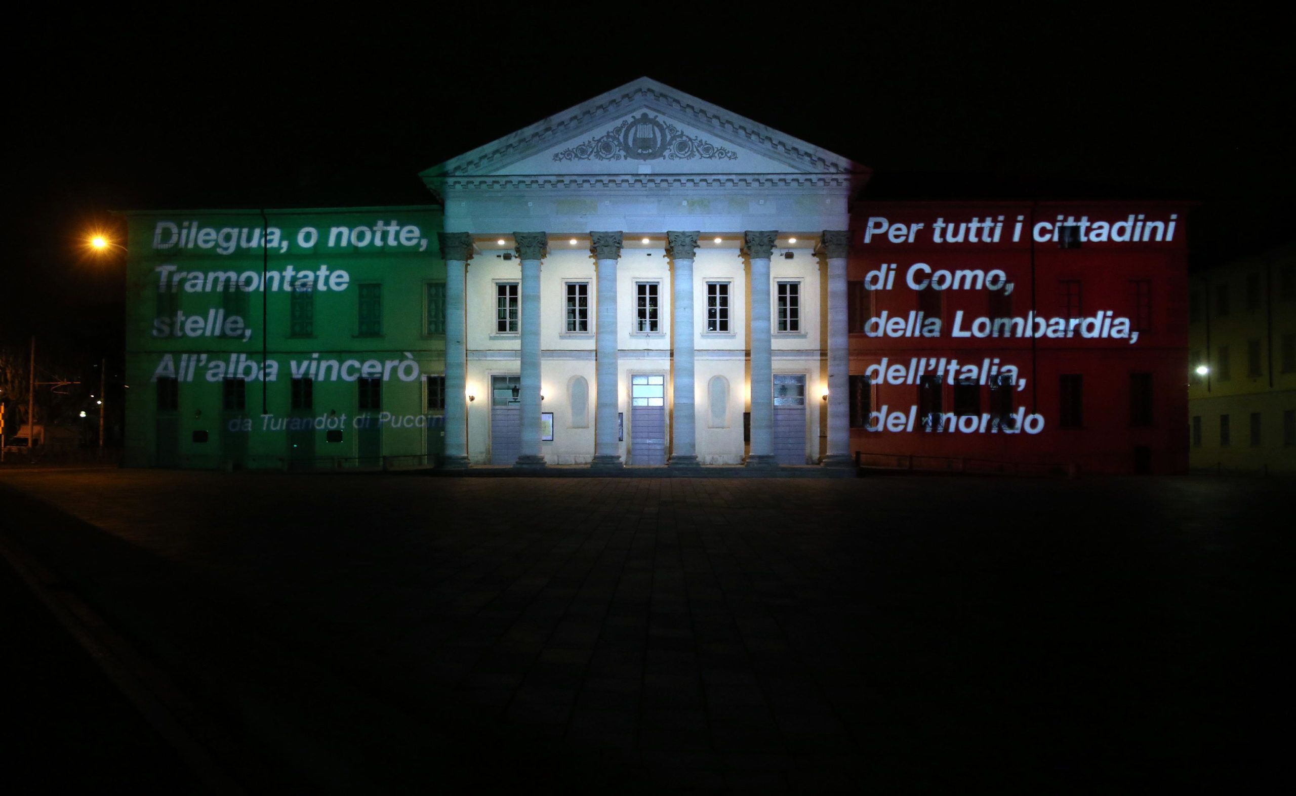 Il Teatro Sociale di Como illuminato dal Tricolore e dai versi del Turandot di Puccini