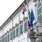 Bandiere a mezz'asta al Quirinale per commemorare le vittime del Covid-19