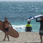 Due surfisti sono costretti a tornare a casa, mentre le forze dell'ordine chiudono le spiagge Due surfisti sono costretti a tornare a casa, mentre le forze dell'ordine chiudono le spiagge