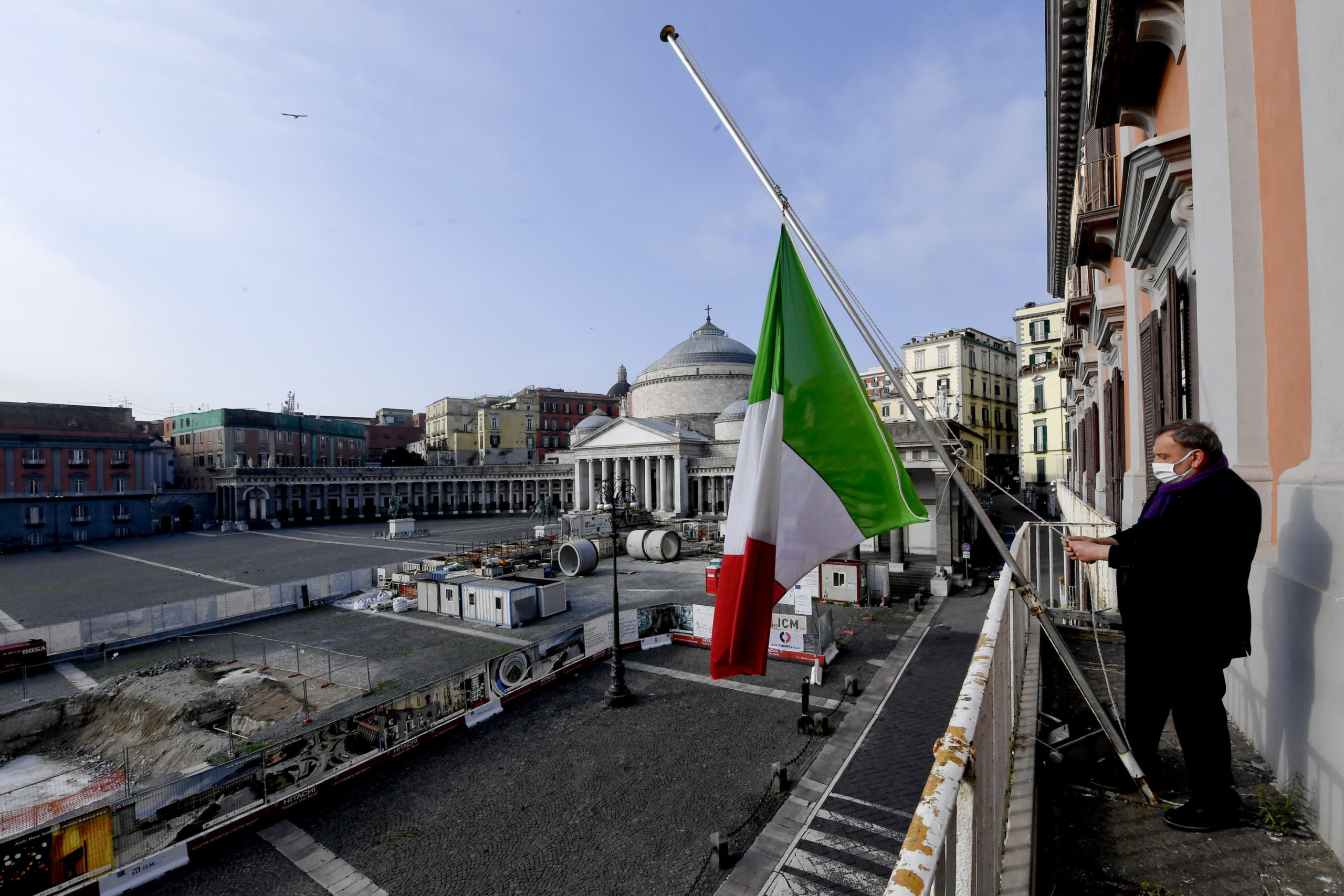 Aderisce all'iniziativa anche il palazzo della prefettura di Napoli