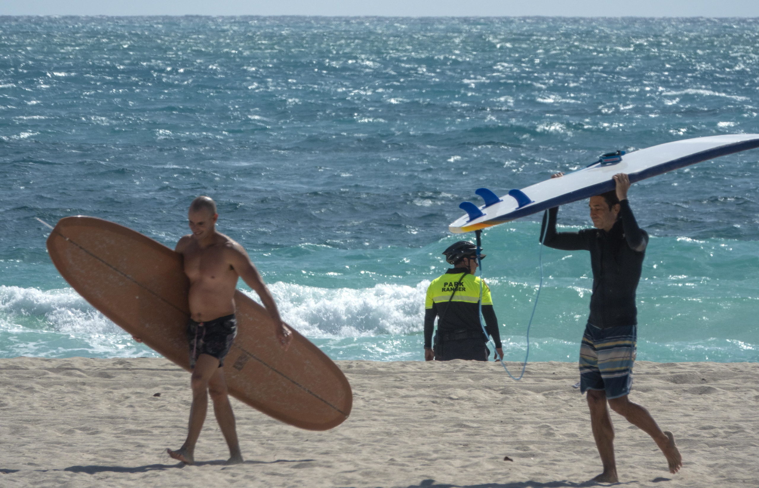 Due surfisti sono costretti a tornare a casa, mentre le forze dell'ordine chiudono le spiagge Due surfisti sono costretti a tornare a casa, mentre le forze dell'ordine chiudono le spiagge