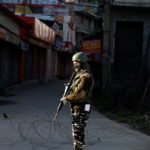 Nella regione del Kashmir i militari controllano in strada che sia rispettata la quarantena Nella regione del Kashmir i militari controllano in strada che sia rispettata la quarantena