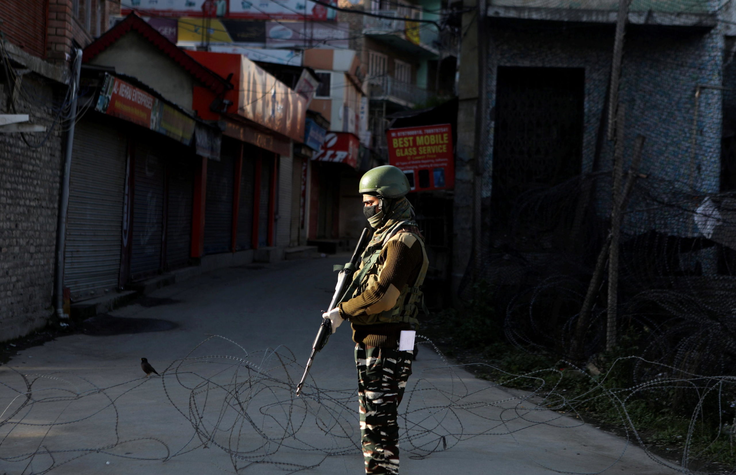 Nella regione del Kashmir i militari controllano in strada che sia rispettata la quarantena Nella regione del Kashmir i militari controllano in strada che sia rispettata la quarantena