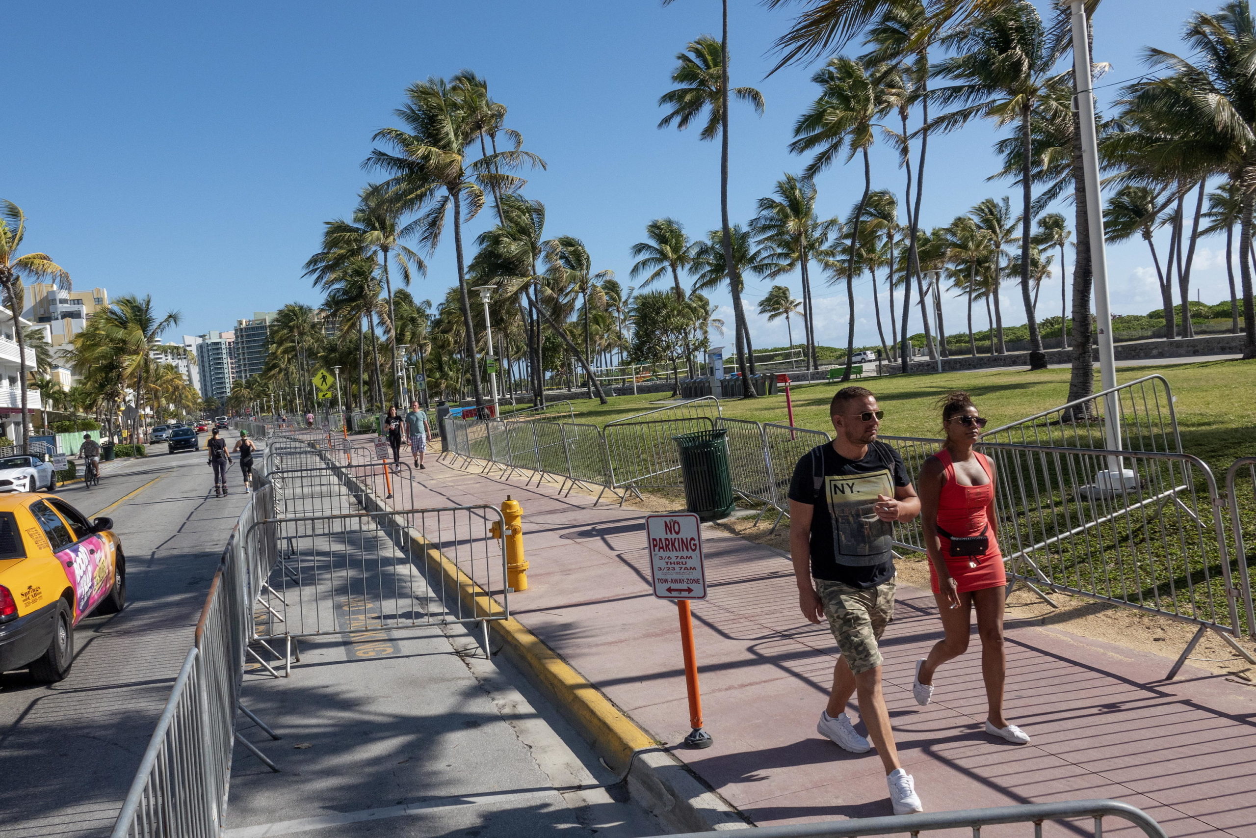 Alcuni turisti passeggiano sul lungomare ormai deserto Alcuni turisti passeggiano sul lungomare ormai deserto