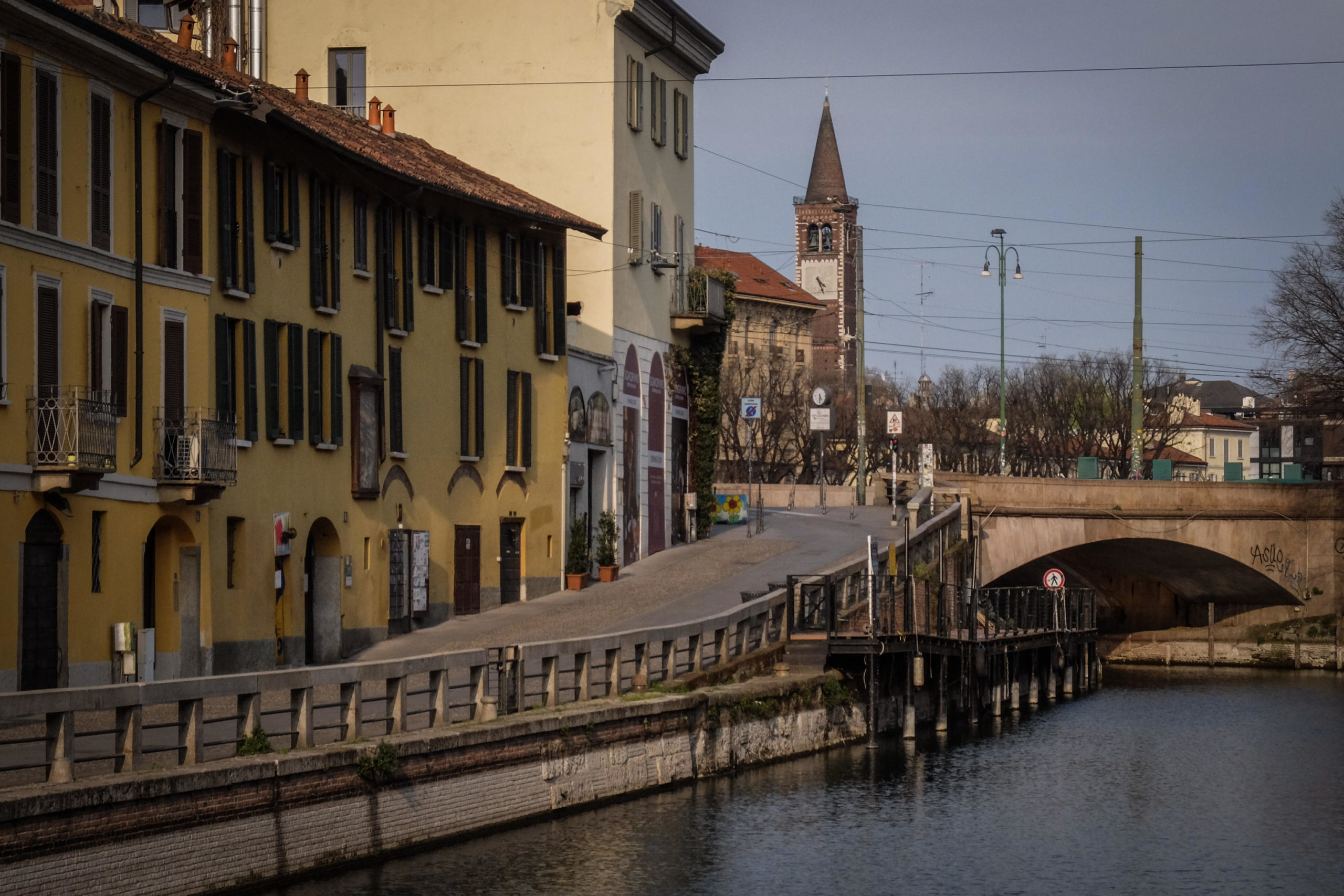 A Milano, il Naviglio Grande è deserto dopo il blocco delle attività produttive non essenziali del Paese
