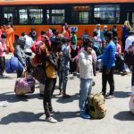 La folla in una stazione degli autobus che portano fuori città La folla in una stazione degli autobus che portano fuori città