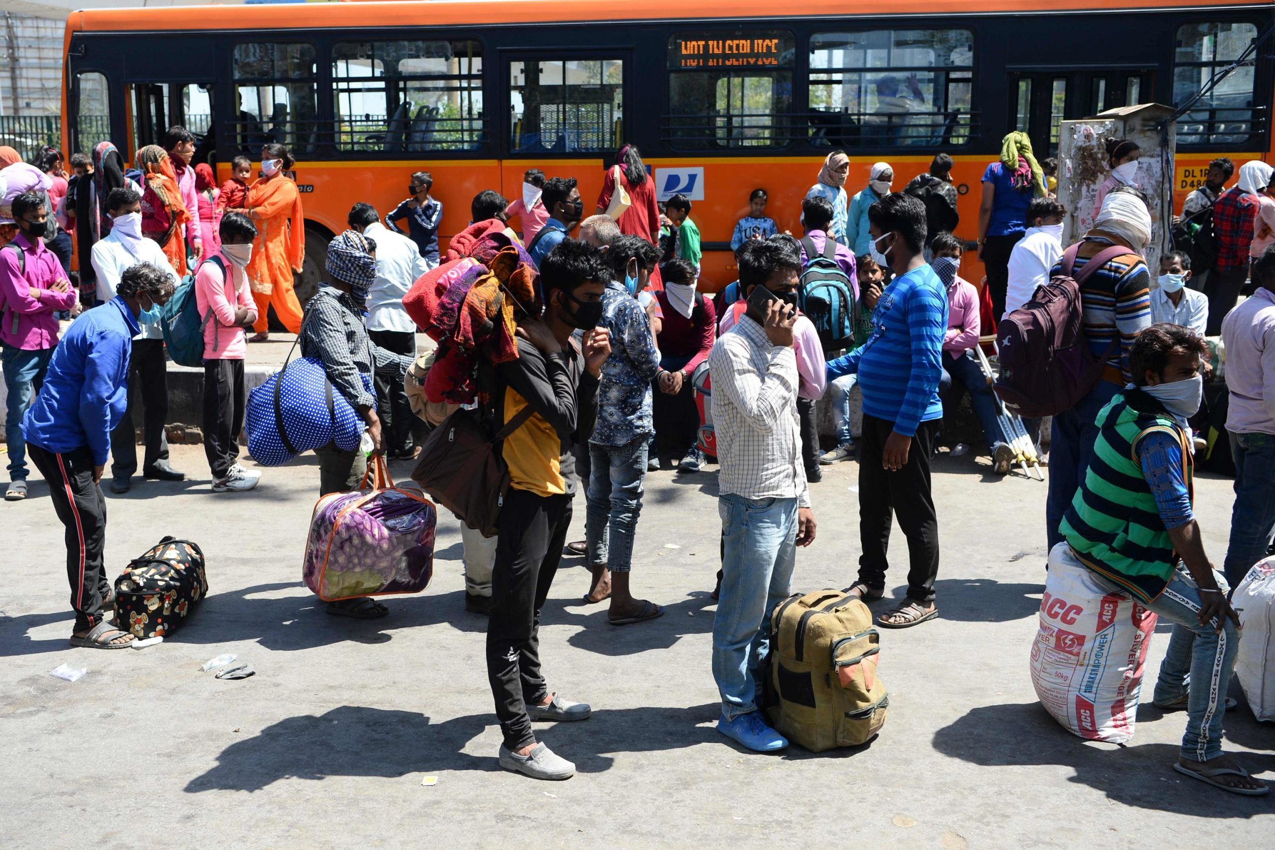 La folla in una stazione degli autobus che portano fuori città La folla in una stazione degli autobus che portano fuori città