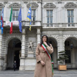 La sindaca di Torino, Chiara Appendino, davanti alle bandiere a mezz'asta