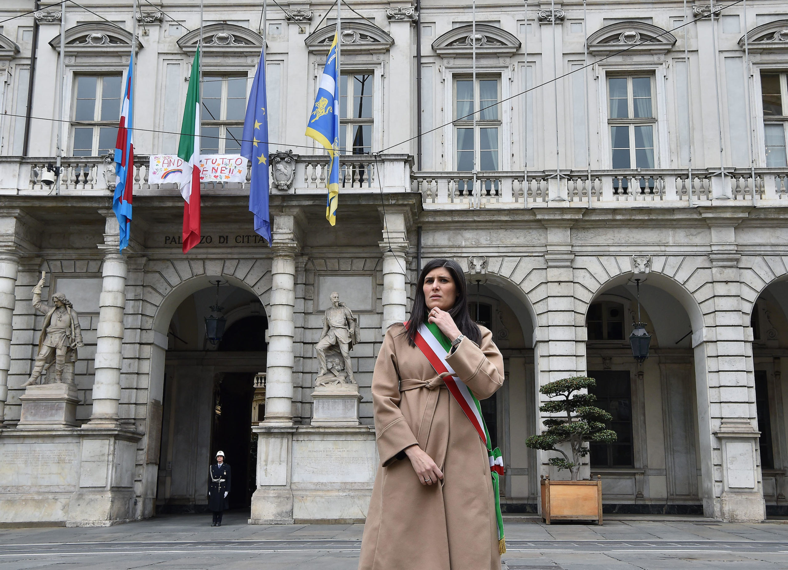 La sindaca di Torino, Chiara Appendino, davanti alle bandiere a mezz'asta