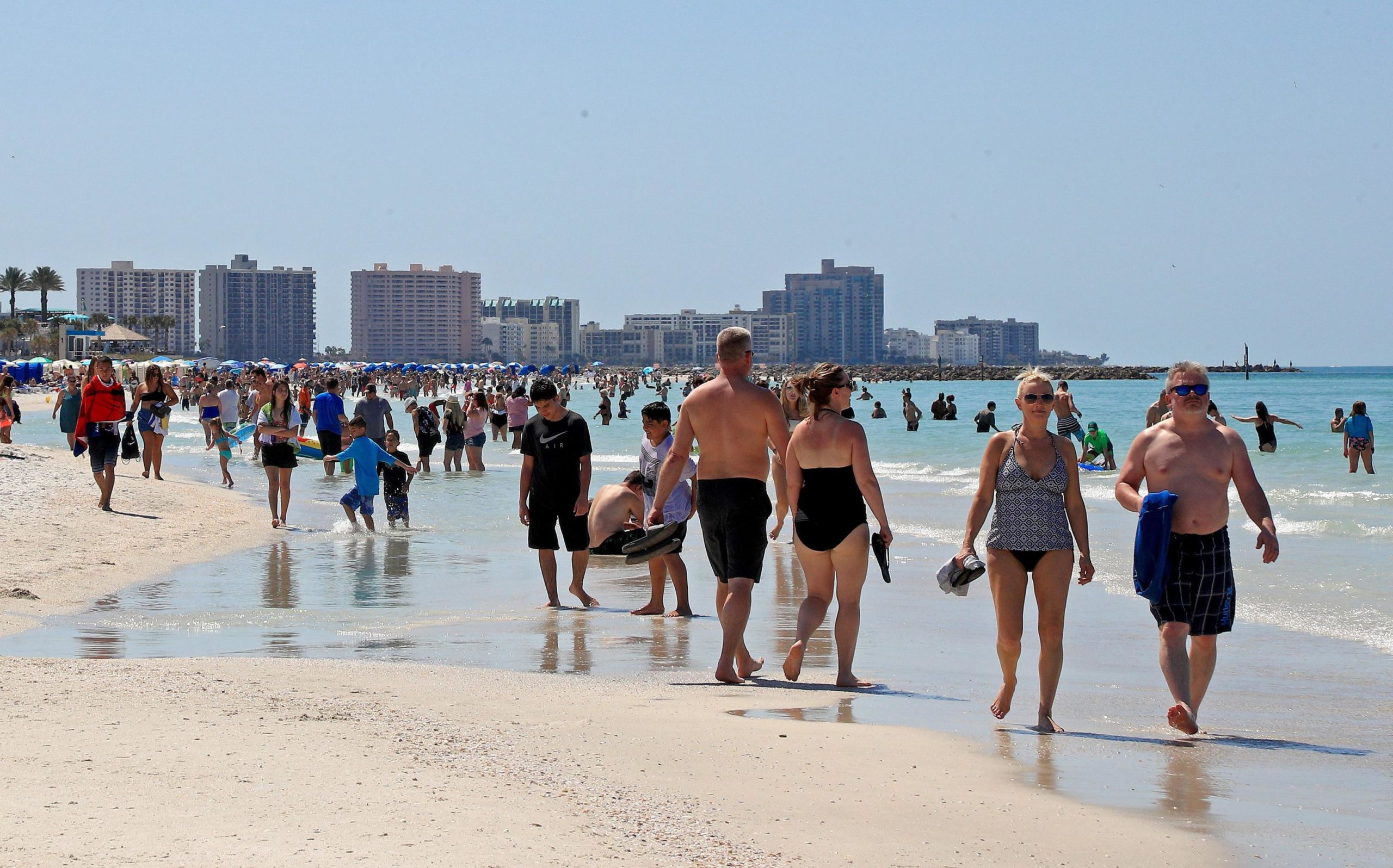 Miami due giorni fa, prima della decisione del sindaco di chiudere le spiagge