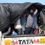 Alcuni cittadini si nascondono dentro camion che normalmente trasportano merci Alcuni cittadini si nascondono dentro camion che normalmente trasportano merci