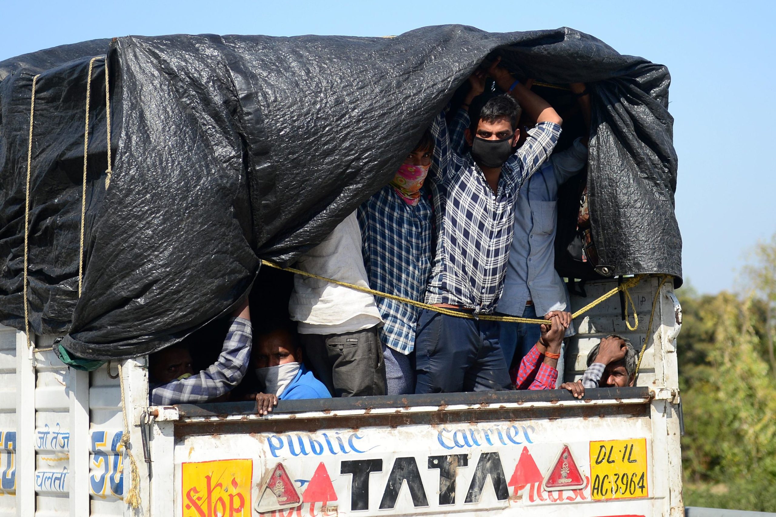 Alcuni cittadini si nascondono dentro camion che normalmente trasportano merci Alcuni cittadini si nascondono dentro camion che normalmente trasportano merci